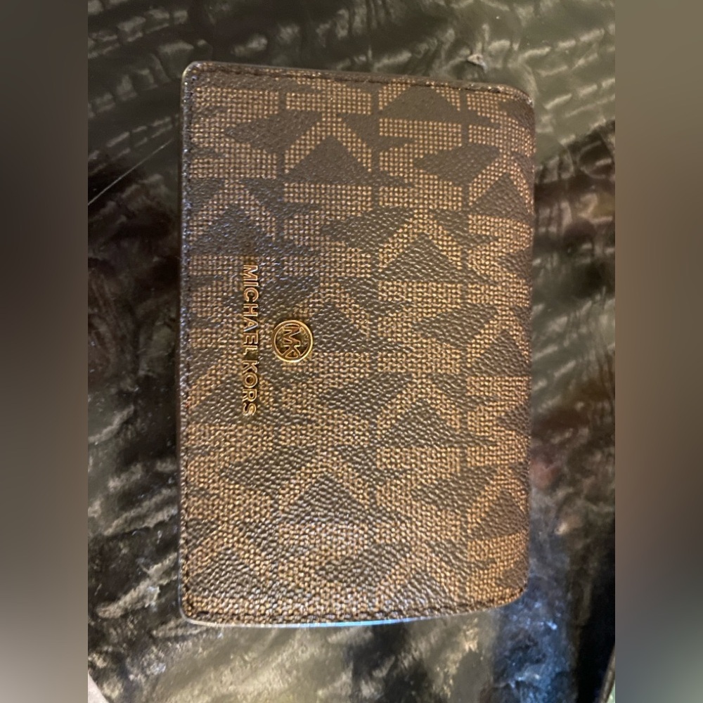 Michael Kors signature wallet like new!!!